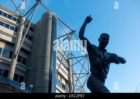 Newcastle, Inghilterra, Regno Unito. 30 Novembre, 2019. Statua di ex giocatore di Newcastle, Alan Shearer, al di fuori di St James Park su un nitido e gelido sabato davanti al mezzogiorno premier league tra Newcastle United e il Manchester City. Credito: Alan Dawson /Alamy Live News Foto Stock