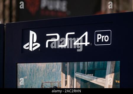 Barcellona, Spagna. 29 Nov, 2019. PlayStation PS4 Pro logo che si vede durante il festival.Il Barcellona Con NiceOne Gaming & esperienze digitali Festival dedicato al video industria del gioco e la realtà virtuale ha luogo presso il Gran Vía fiera dal 28 novembre al 1 dicembre 2019. Credito: SOPA Immagini limitata/Alamy Live News Foto Stock