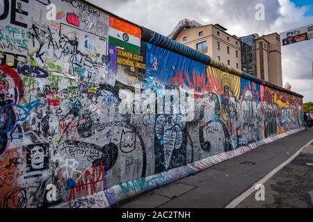 Pitture e graffiti sui resti del muro di Berlino in Germania Foto Stock