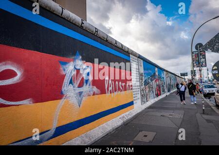 Pitture e graffiti sui resti del muro di Berlino in Germania Foto Stock