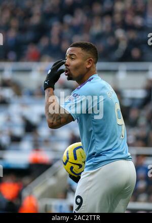 Newcastle, Tyne and Wear, Regno Unito. Il 30 novembre 2019. Newcastle, Tyne and Wear, Regno Unito. Newcastle, Tyne and Wear, Regno Unito. Il 30 novembre 2019.; English Premier League Football, Newcastle United contro Manchester City; Gabriel Gesù di Manchester City si lamenta per l'assistente ufficiale, dopo un angolo non è stato dato - rigorosamente solo uso editoriale. Nessun uso non autorizzato di audio, video, dati, calendari, club/campionato loghi o 'live' servizi. Online in corrispondenza uso limitato a 120 immagini, nessun video emulazione. Credit: Azione Plus immagini di sport/Alamy Live News Foto Stock