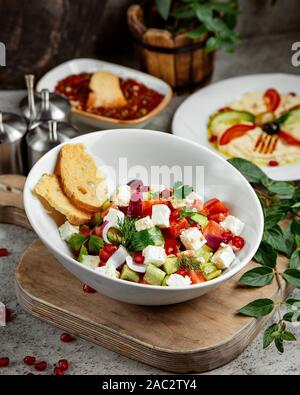 Pastore e rabboccato Insalata con formaggio e melograno Foto Stock