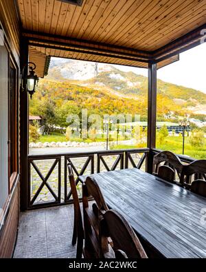 Una splendida vista sulla foresta da un balcone Foto Stock