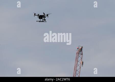 Londra, Regno Unito. Il 30 novembre 2019. Un drone di polizia vola sopra il London Bridge. Il giorno precedente, un uomo, ora identificati dalla polizia metropolitana come Usman Khan che era stato rilasciato dalla prigione dopo essere stato condannato per reati di terrorismo, è stato ucciso dalla polizia il Ponte di Londra nei pressi di pescivendoli' Hall dopo l uccisione di un uomo e di una donna. London Bridge è stato chiuso e la gente ha ordinato di evacuare abbandonare i loro veicoli sul ponte. Credito: Stephen Chung / Alamy Live News Foto Stock