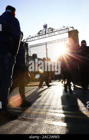 Anfield, Liverpool, Merseyside, Regno Unito. 30 Novembre, 2019. English Premier League Football, Liverpool rispetto a Brighton e Hove Albion; ventilatori passare il Shankly cancelli di Anfield Road che arrivano allo stadio - rigorosamente solo uso editoriale. Nessun uso non autorizzato di audio, video, dati, calendari, club/campionato loghi o 'live' servizi. Online in corrispondenza uso limitato a 120 immagini, nessun video emulazione. Nessun uso in scommesse, giochi o un singolo giocatore/club/league pubblicazioni Credito: Azione Sport Plus/Alamy Live News Foto Stock