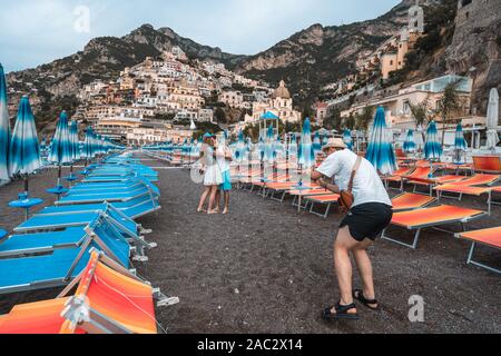 Positano, Italia - 14 agosto 2019: Ma prendere le foto del giovane baciare sulla spiaggia di Positano al mattino Foto Stock