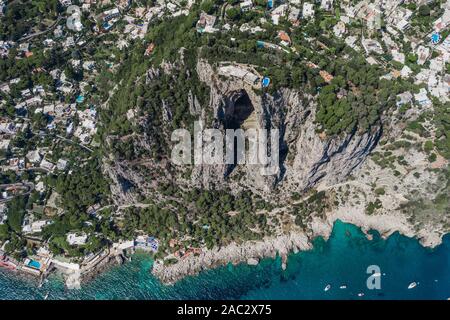 Antenna fuco colpo di mountain top villa con piscina al di sopra di big mountain foro in una caverna nel sud dell'isola di Capri Foto Stock