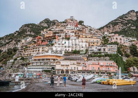 Positano, Italia - 14 agosto 2019: uomo scatta foto di coppia al fondo del villaggio di Positano dirupi di montagna Foto Stock