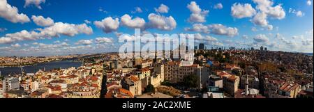 29 agosto 2019; incredibile paesaggio urbano vista dalla cima della Torre di Galata su un luminoso Nuvoloso mattina ad Istanbul in Turchia Foto Stock