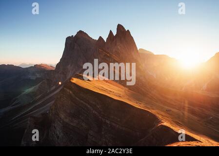 Metà del territorio è senza la luce del sole. Bel tramonto in italiano Seceda maestose montagne dolomitiche Foto Stock