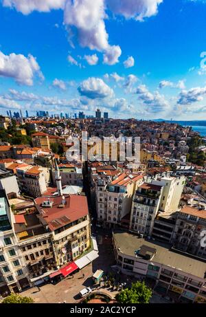 29 agosto 2019; incredibile paesaggio urbano vista dalla cima della Torre di Galata su un luminoso Nuvoloso mattina ad Istanbul in Turchia Foto Stock