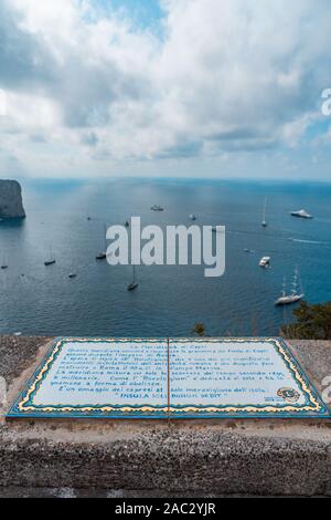 Capri, Italia - 13 agosto 2019: Ceramica segno di Meridiana di Capri, la Meridiana di Capri con cret e nel Mar Tirreno e Faraglioni Foto Stock