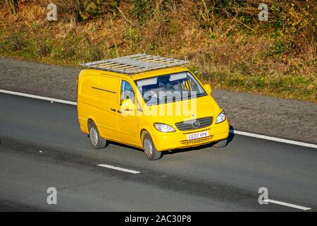 2007 giallo Mercedes Vito 109 CDI lunga; Regno Unito il traffico veicolare, trasporti, veicoli moderni, salone auto, veicoli,, strade del Regno Unito, motori, motoring sud-legato sulla corsia di 3 M61 Autostrada autostrada Foto Stock