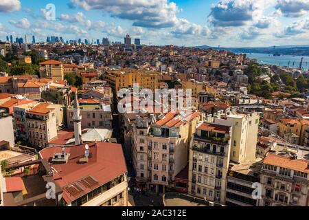 29 agosto 2019; incredibile paesaggio urbano vista dalla cima della Torre di Galata su un luminoso Nuvoloso mattina ad Istanbul in Turchia Foto Stock