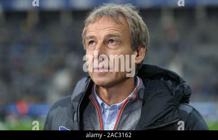 Berlino, Germania. 30 Novembre, 2019. Calcio: Bundesliga, Hertha BSC - Borussia Dortmund, XIII GIORNATA, Olympic Stadium. Berlin's head coach Jürgen Klinsmann guarda prima di iniziare il gioco. Credito: Andreas Gora/dpa - NOTA IMPORTANTE: In conformità con i requisiti del DFL Deutsche Fußball Liga o la DFB Deutscher Fußball-Bund, è vietato utilizzare o hanno utilizzato fotografie scattate allo stadio e/o la partita in forma di sequenza di immagini e/o video-come sequenze di foto./dpa/Alamy Live News Foto Stock