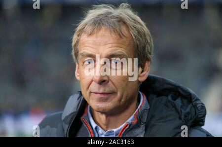 Berlino, Germania. 30 Novembre, 2019. Calcio: Bundesliga, Hertha BSC - Borussia Dortmund, XIII GIORNATA, Olympic Stadium. Berlin's head coach Jürgen Klinsmann sembra rilassato prima di iniziare il gioco. Credito: Andreas Gora/dpa - NOTA IMPORTANTE: In conformità con i requisiti del DFL Deutsche Fußball Liga o la DFB Deutscher Fußball-Bund, è vietato utilizzare o hanno utilizzato fotografie scattate allo stadio e/o la partita in forma di sequenza di immagini e/o video-come sequenze di foto./dpa/Alamy Live News Foto Stock