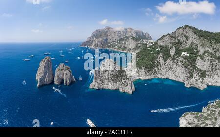 Antenna vista panoramica di est isola di Capri Costa e faraglioni dirupi calcarei nel Mar Tirreno Foto Stock