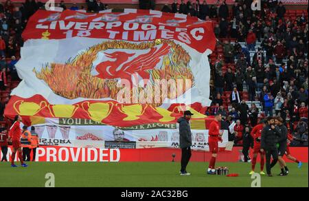 Anfield, Liverpool, Merseyside, Regno Unito. 30 Novembre, 2019. English Premier League Football, Liverpool rispetto a Brighton e Hove Albion; Liverpool manager Jurgen Klopp e Giordania Henderson di Liverpool durante il warm up di fronte ad un enorme striscione - rigorosamente solo uso editoriale. Nessun uso non autorizzato di audio, video, dati, calendari, club/campionato loghi o 'live' servizi. Online in corrispondenza uso limitato a 120 immagini, nessun video emulazione. Nessun uso in scommesse, giochi o un singolo giocatore/club/league pubblicazioni Credito: Azione Sport Plus/Alamy Live News Foto Stock