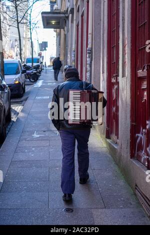 Musicista di strada a Porto, Portogallo, con formare fisarmonica Foto Stock