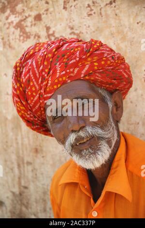 Ritratto di un serpente incantatore nel Rajasthan, India Foto Stock