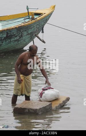 Dhobighat, il luogo in cui i vestiti sono lavati nel fiume Gange a Varanasi Foto Stock