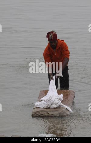 Dhobighat, il luogo in cui i vestiti sono lavati nel fiume Gange a Varanasi Foto Stock