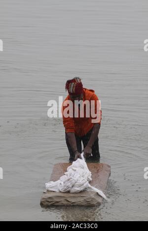 Dhobighat, il luogo in cui i vestiti sono lavati nel fiume Gange a Varanasi Foto Stock