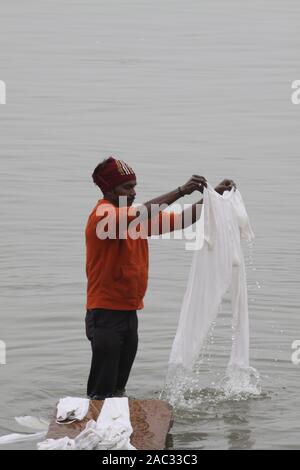 Dhobighat, il luogo in cui i vestiti sono lavati nel fiume Gange a Varanasi Foto Stock