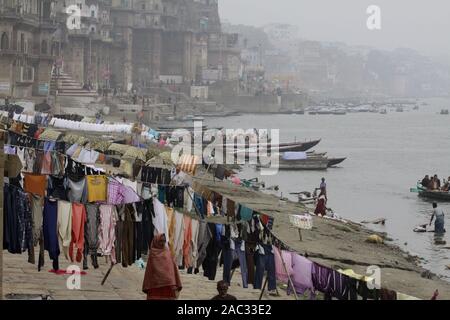 Dhobighat, il luogo in cui i vestiti sono lavati nel fiume Gange a Varanasi molti pende lavanderia a secco Foto Stock