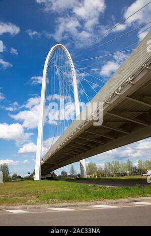 REGGIO EMILIA, Italia - 13 Aprile 2018: il moderno ponte arcuato dell'architetto Santiago Calatrava. Foto Stock