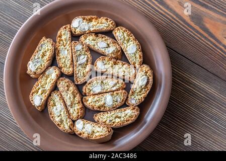 Cantuccini sulla piastra su sfondo di legno Foto Stock