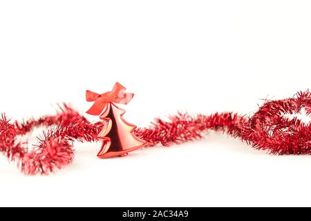 Rosso isolato albero di natale Pallina con corona rossa e fiocco rosso su sfondo bianco Foto Stock