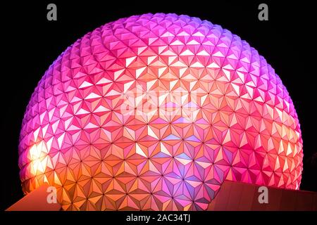 Orlando, Florida . Novembre 18, 2019. Colorato e illuminato grande sfera a Epcot Foto Stock