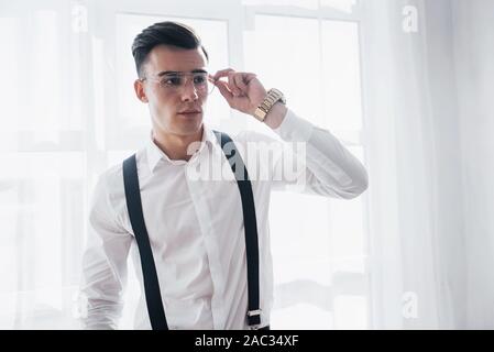 Nuovi occhiali cercando awesome su questo elegante giovane ragazzo in classico di usura Foto Stock