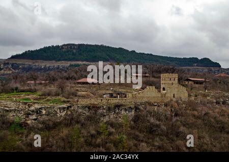 Primavera panorama di rovine di Trapezitsa, roccaforte medievale situato su una collina con lo stesso nome in Veliko Tarnovo, Bulgaria, Europa Foto Stock