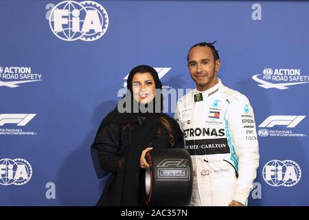 Abu Dhabi, negli Emirati Arabi Uniti. Il 30 novembre 2019; Yas Marina Circuit Abu Dhabi Emirati arabi uniti; Formula 1 Gran Premio di Abu Dhabi, giornata di qualifica; Mercedes AMG Petronas Motorsport, Lewis Hamilton riceve la Pirelli Pole Position Award dal rappresentante Pirelli, FIA donne nel Motorsport Commissione stati andSaudi Arabian racing driver Aseel Al Hamad - Editoriale usare carte di credito: Azione Plus immagini di sport/Alamy Live News Foto Stock