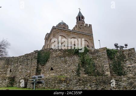 La fortezza di Tsarevets è una roccaforte medievale situato su una collina con lo stesso nome in Veliko Tarnovo, la vecchia capitale della Bulgaria, Europa Foto Stock