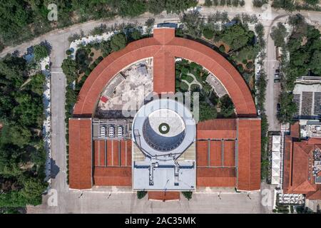 Antenna di overhead drone shot di Zappeion Hall nel giardino nazionale di Atene Foto Stock