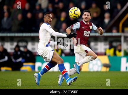 Il palazzo di cristallo di Jordan Ayew (sinistra) e Burnley's Robbie Brady (destra) battaglia per la palla durante il match di Premier League a Turf Moor, Burnley. Foto Stock