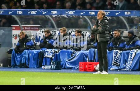 Berlino, Germania. 30 Novembre, 2019. Calcio: Bundesliga, Hertha BSC - Borussia Dortmund, XIII GIORNATA, Olympic Stadium. Berlin's head coach Jürgen Klinsmann chiama il suo team con bracci incrociati. Credito: Andreas Gora/dpa - NOTA IMPORTANTE: In conformità con i requisiti del DFL Deutsche Fußball Liga o la DFB Deutscher Fußball-Bund, è vietato utilizzare o hanno utilizzato fotografie scattate allo stadio e/o la partita in forma di sequenza di immagini e/o video-come sequenze di foto./dpa/Alamy Live News Foto Stock