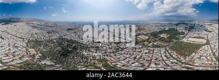 Panoramica aerea drone shot di Atene Pangari distretto con Acropoli, Olympion tempio di Zeus, Zappeion hall Foto Stock