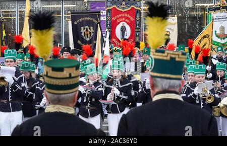 Chemnitz, Germania. 30 Novembre, 2019. Bergmannsvereine giocare alla grande parata di montagna dell'Erzgebirge confraternite di montagna. Circa 700 uniforme di indossatori e circa 400 mountain musicisti e cantanti prendere parte al tradizionale ascensore. Credito: Pietro Endig/dpa-Zentralbild/dpa/Alamy Live News Foto Stock