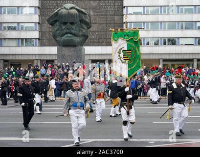 Chemnitz, Germania. 30 Novembre, 2019. I minatori associazioni passano per il monumento a Karl Marx durante la grande parata di montagna del Erzgebirgische Bergbrüderschaften attraverso il centro della citta'. Circa 700 uniforme di indossatori e circa 400 mountain musicisti e cantanti prendere parte al tradizionale ascensore. Credito: Pietro Endig/dpa-Zentralbild/dpa/Alamy Live News Foto Stock