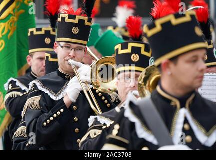 Chemnitz, Germania. 30 Novembre, 2019. Bergmannsvereine giocare sulla Montagna Grande sfilata di Erzgebirge confraternite di montagna. Circa 700 uniforme di indossatori e circa 400 mountain musicisti e cantanti prendere parte al tradizionale ascensore. Credito: Pietro Endig/dpa-Zentralbild/dpa/Alamy Live News Foto Stock