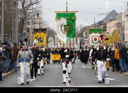 Chemnitz, Germania. 30 Novembre, 2019. I minatori associazioni a vagare per le città sul grande parata di montagna dell'Erzgebirge confraternite di montagna. Circa 700 uniforme di indossatori e circa 400 mountain musicisti e cantanti prendere parte al tradizionale ascensore. Credito: Pietro Endig/dpa-Zentralbild/dpa/Alamy Live News Foto Stock