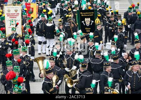 Chemnitz, Germania. 30 Novembre, 2019. Bergmannsvereine si preparano per il grande parata di montagna dell'Erzgebirge confraternite di montagna. Circa 700 uniforme di indossatori e circa 400 mountain musicisti e cantanti prendere parte al tradizionale ascensore. Credito: Pietro Endig/dpa-Zentralbild/dpa/Alamy Live News Foto Stock