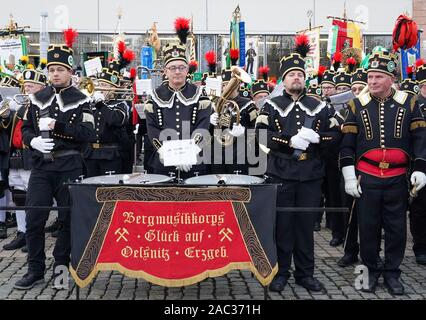 Chemnitz, Germania. 30 Novembre, 2019. Il Bergmusikkorps 'Glück Auf' Oelsnitz e.V. e altri minatori 'associazioni svolgono per la grande parata di montagna del Erzgebirgische Bergbrüderschaften. Circa 700 uniforme di indossatori e circa 400 mountain musicisti e cantanti prendere parte al tradizionale ascensore. Credito: Pietro Endig/dpa-Zentralbild/dpa/Alamy Live News Foto Stock