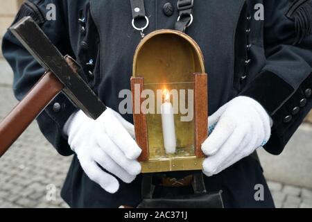 Chemnitz, Germania. 30 Novembre, 2019. Un minatore tiene il suo minatore della lampada sul grande parata di montagna dell'Erzgebirge confraternite di montagna. Circa 700 uniforme di indossatori e circa 400 mountain musicisti e cantanti prendere parte al tradizionale ascensore. Credito: Pietro Endig/dpa-Zentralbild/dpa/Alamy Live News Foto Stock