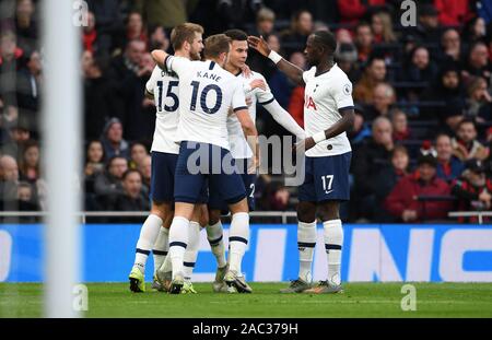 Tottenham Hotspur Stadium, Londra, Regno Unito. 30 Novembre, 2019. English Premier League Football, Tottenham Hotspur versus AFC Bournemouth; dele Alli del Tottenham Hotspur festeggia con la sua squadra a segnare per primi nel ventunesimo minuto 1-0 - rigorosamente solo uso editoriale. Nessun uso non autorizzato di audio, video, dati, calendari, club/campionato loghi o 'live' servizi. Online in corrispondenza uso limitato a 120 immagini, nessun video emulazione. Nessun uso in scommesse, giochi o un singolo giocatore/club/league pubblicazioni Credito: Azione Sport Plus/Alamy Live News Foto Stock