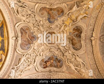 COMO, Italia - 8 Maggio 2015: il barocco stucchi e affreschi di angeli nella cappella laterale della chiesa Basilica di San Fedele da 17. cento. Foto Stock